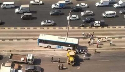 خروج أتوبيس ترددي عن مساره بالخصوص لتفادي أسرة تعبر الطريق.. والشركة: لا إصابات