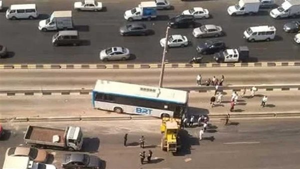 خروج أتوبيس ترددي عن مساره بالخصوص لتفادي أسرة تعبر الطريق.. والشركة: لا إصابات
