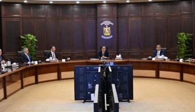 رئيس الوزراء يناقش وضع الأطر التنفيذية لمواجهة المخاطر السلبية لمواقع التواصل الاجتماعي