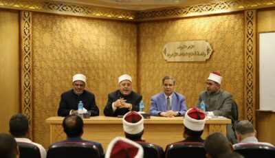 أيمن عبدالغني يعقد اجتماعًا موسعًا بمديري أفرع الأروقة الأزهرية بالمناطق لبحث سبل تطوير العمل