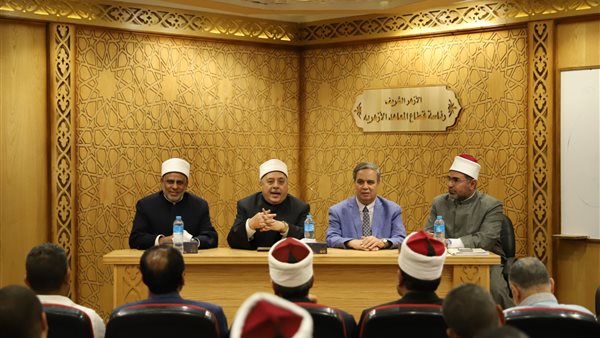 أيمن عبدالغني يعقد اجتماعًا موسعًا بمديري أفرع الأروقة الأزهرية بالمناطق لبحث سبل تطوير العمل