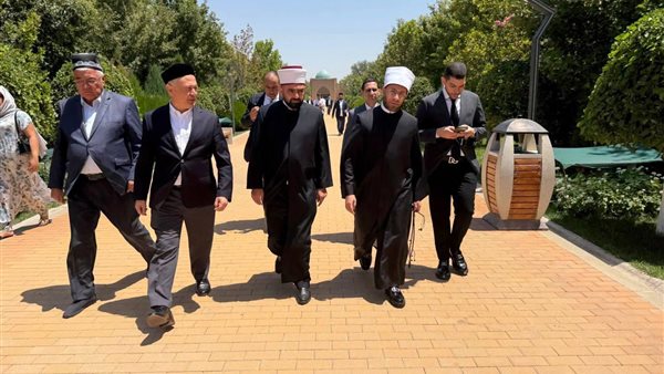 زيارة المرقد والدعاء لصاحبه يحملان رسالة عرفان وإكبار وأمل