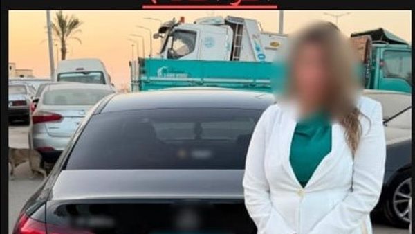 ضبط قائدة سيارة سمحت لأطفالها بالجلوس أعلى المركبة أثناء السير في التجمع