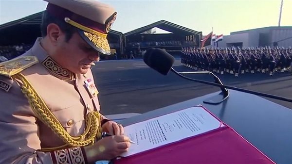 الرئيس السيسي يوقع وثيقة افتتاح مقر القيادة الاستراتيجية بالعاصمة الجديدة