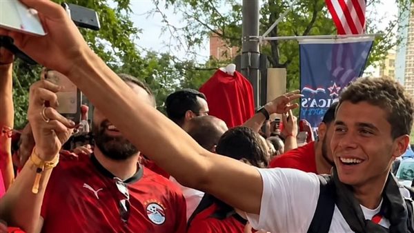 الجماهير المصرية تكرم إبراهيم حسن بإطار تذكاري بعد واقعة الطفل