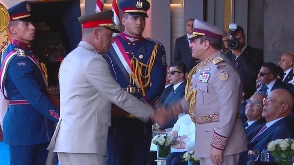 وزير الدفاع يقدم هدية تذكارية للرئيس السيسي في افتتاح القيادة الاستراتيجية