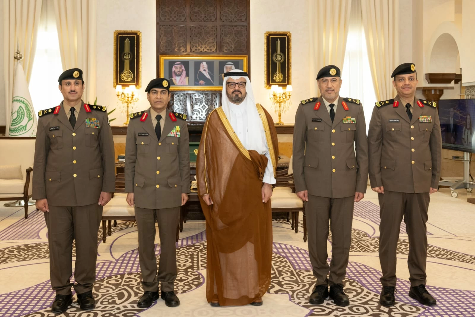 نائب أمير مكة المكرمة يقلّد قيادات أمنية رتبهم الجديدة – أخبار السعودية