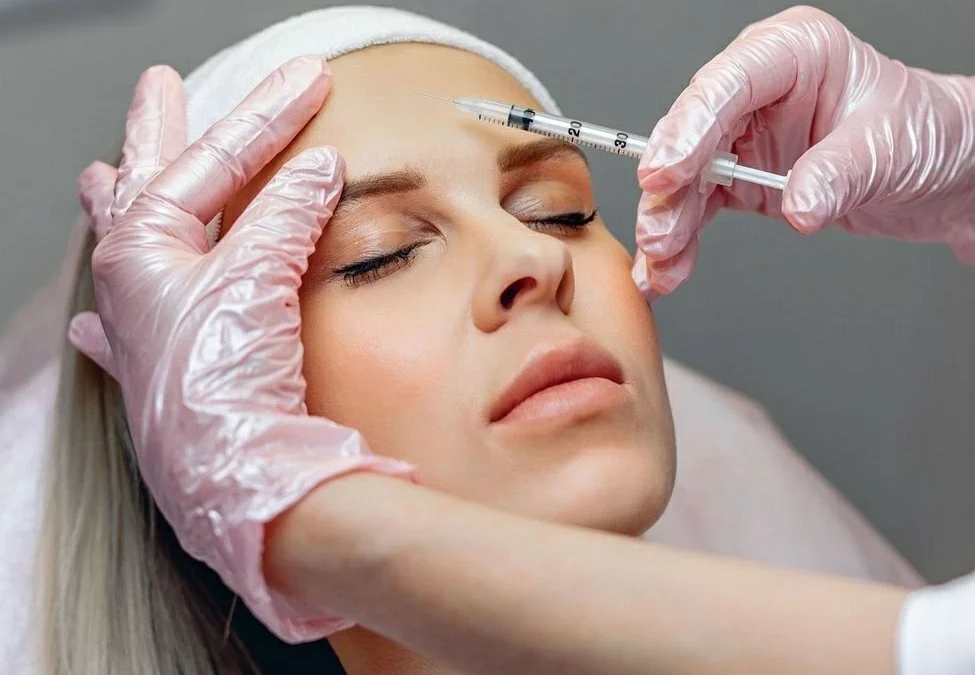 «Baby Botox».. لماذا يتجه إليه الشباب مبكراً؟ – أخبار السعودية