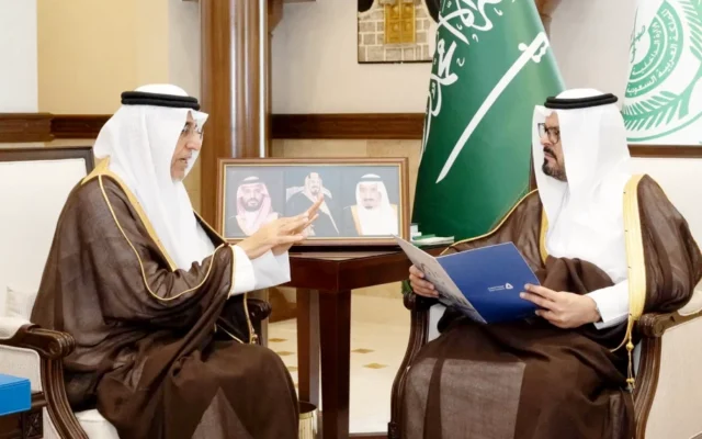 نائب أمير مكة يبحث مع محافظ «المواصفات» حماية حقوق المستهلكين – أخبار السعودية
