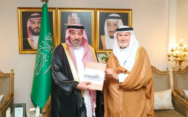 أمير نجران يتسلّم نسخةً من كتاب «السجل التاريخي لجيل المحاربين لتأسيس المملكة العربية السعودية» – أخبار السعودية