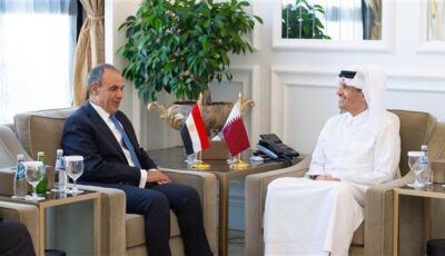 وزير الخارجية يلتقي نظيره القطري في الدوحة ويتابعان مستجدات الأوضاع الإقليمية