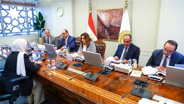 وزيرة التنمية المحلية والبيئة تترأس لجنة اختيار المتقدمين لوظائف قيادية شاغرة بالوزارة