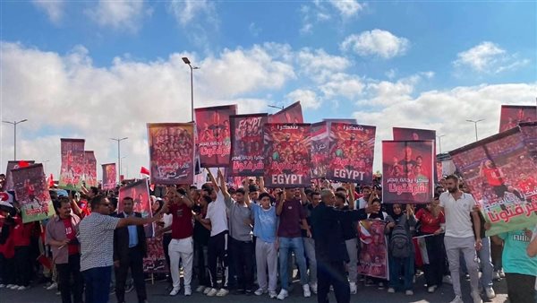 جماهير مصر تواصل التوافد على العلمين لاستقبال بعثة المنتخب بعد المونديال