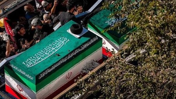 تشييع علي خامنئي في كربلاء وسط مشاركة واسعة تمهيدًا لدفنه في إيران