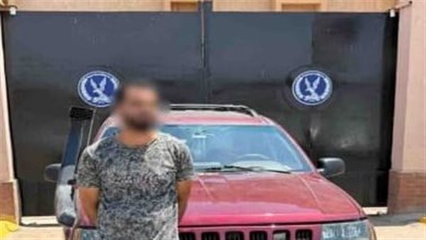 الداخلية تضبط قائد سيارة طمس لوحاتها وثبّت شعار الجمهورية على زجاجها بالقليوبية