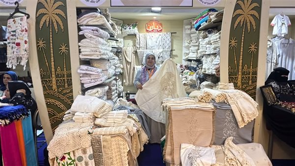 من إسكندرية إلى مارينا.. «مايسة» تنسج المفروشات بيديها وتفتح بيوتًا أخرى بخبرة 14 عامًا