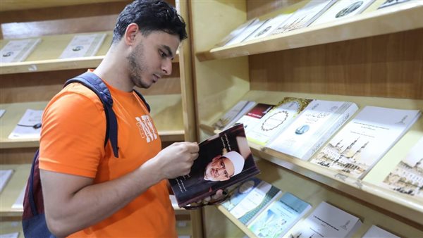 إقبال لافت على كتاب «جهود الإمام الطيب في مكافحة التطرف» بجناح الأزهر بمعرض مكتبة الإسكندرية