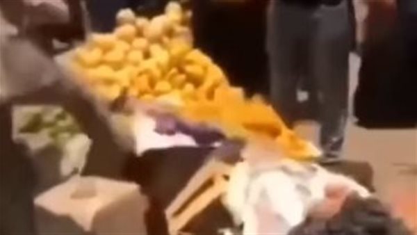 «غضب على السوشيال ميديا واعتراض بالشارع».. فيديو «دهس الفاكهة» يضع رئيس مدينة طوخ في مرمى الانتقادات|شاهد