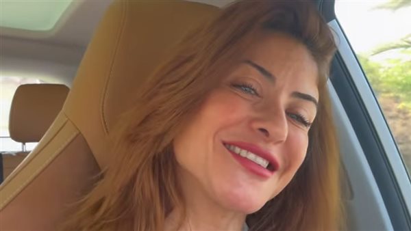 هيدي كرم تدافع عن أغنية الألوان لـ عمرو دياب: «إحنا الستات عجبانا»