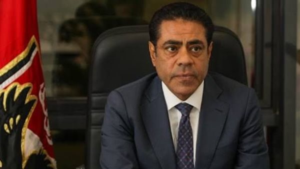 طارق قنديل يتلقي عزاء والدته بمسجد المشير