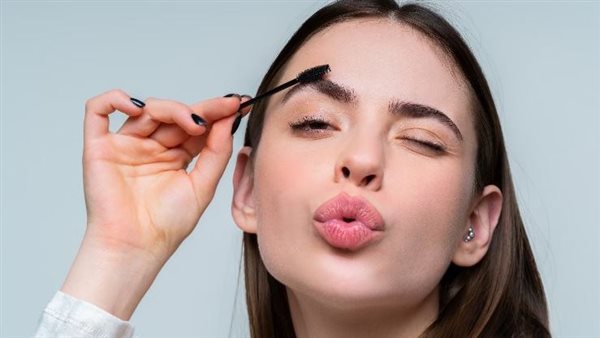 النتيجة ستفاجئك.. اكتشفي طرق تكثيف الحواجب بشكل طبيعي في منزلك