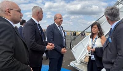 وزير الطيران المدني يبحث مع «إيرباص» مستجدات برنامج تسليم طائرات A350 لمصر للطيران
