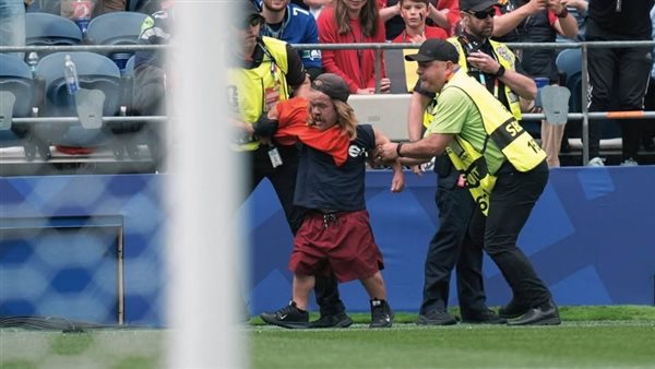 بلجيكيون يقتحمون الملعب عقب التعادل أمام السنغال في اخر دقيقة فى المباراة