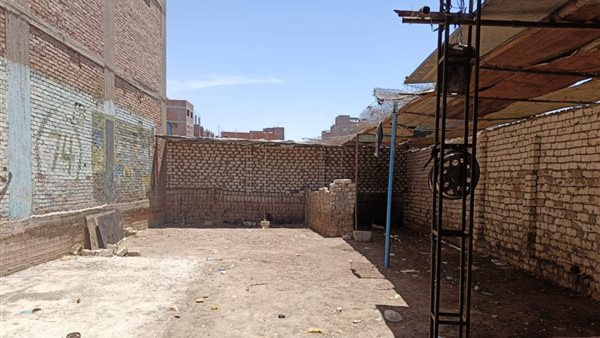 إزالة مخازن فرز وتجميع القمامة المتواجدة بين الكتل السكنية بنجع حمادي