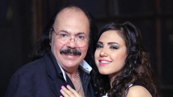 إيمي طلعت زكريا تكشف سعادتها بصورة لوالدها الراحل في أحد الكافيهات