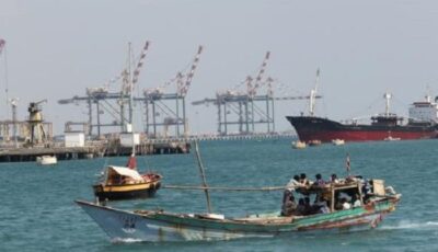 ميناء المخا اليمني يوقف عمليات الشحن والتفريغ بعد تكرار الهجمات الحوثية