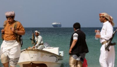 حرب البحار تشتعل.. محلل يمني يحذر من تهديدات الحوثيين للملاحة في البحر الأحمر وباب المندب