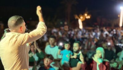 بعد تفاعل الجمهور.. مطرب يشعل أجواء الصيف في العين السخنة وسط إقبال كبير من المُصيفين