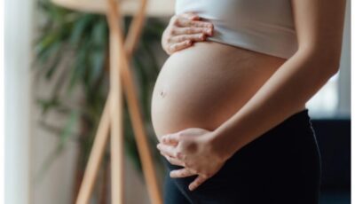 حالة نادرة في أستراليا.. امرأة تضع توأمين من أبوين مختلفين