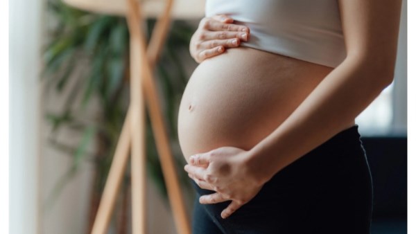 حالة نادرة في أستراليا.. امرأة تضع توأمين من أبوين مختلفين