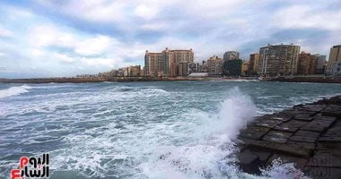 محافظ الإسكندرية: غلق شاطئ بالمندرة لمخالفة قرارات منع نزول البحر