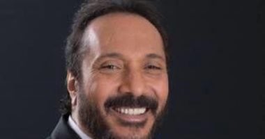 على الحجار يضىء مسرح الساقية اليوم الأربعاء
