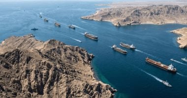 عمليات عبور “مظلمة” برفقة قوات عسكرية.. كيف تقلب واشنطن موازين النفط عبر هرمز؟