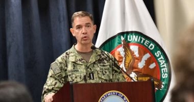 قائد القيادة المركزية الأمريكية يشيد بصمود طاقم حاملة الطائرات لينكولن