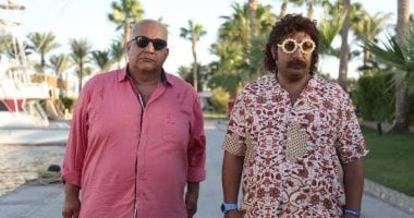 بيومي فؤاد ومحمد ثروت شقيقان في فيلم ورا الكنبة