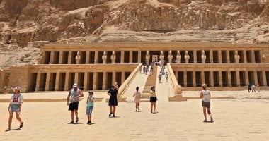 سياح من كل أنحاء العالم يستمتعون بزيارة المعالم الأثرية فى الأقصر.. صور