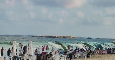 احذروا الراية حمراء.. ارتفاع الأمواج وتغيير لون الرايات على شواطئ الإسكندرية