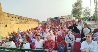 توافد الجماهير على مسرح المحكى قبل انطلاق مهرجان القلعة فى دورته الـ34