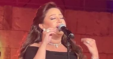 ريهام عبد الحكيم تبدأ فقرتها فى مهرجان القلعة بأغنية «ألف ليلة وليلة»