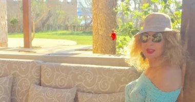 نادية الجندى تتألق بإطلالة شبابية مبهجة تتناسب مع أجواء الصيف.. صور