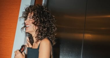 شعر كيرلى وإطلالة مميزة.. صبا مبارك تفاجئ جمهورها بلوك مختلف