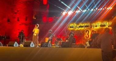 سمر طارق تغنى «من حبى فيك يا جارى» فى حفل مهرجان القلعة