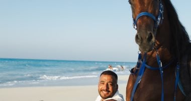 خيل البحر.. عصام السقا يشارك متابعيه بصور مع الحصان على الشاطئ