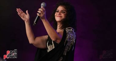 نسمة محجوب تغنى ميدلى لوردة فى حفل مهرجان القلعة