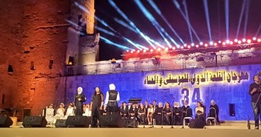 أطفال مركز تنمية المواهب يغنون لهانى شاكر ومحمد قنديل بحفل مهرجان القلعة