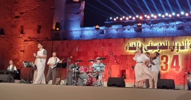 نوستالجيا بقيادة شريف منير تقدم أغانى مدحت صالح وعدوية بحفل مهرجان القلعة
